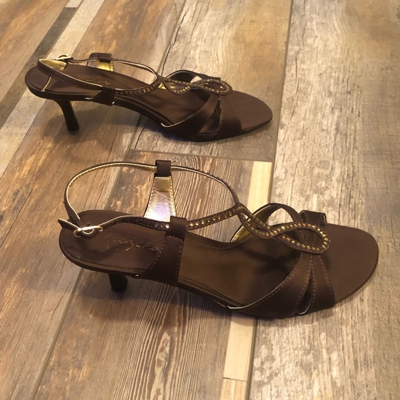 EUC!  Fashion Low Heel w/ brown stone detail. - Picture 3 of 13